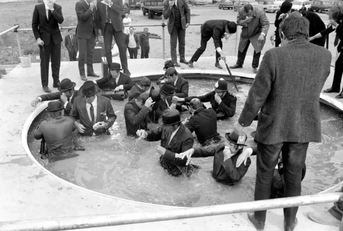 Framed Print : Bowler hatted gents at the Sceptic money pool. June 1969 Z06342-005 Framed Print : Bowler hatted gents at the Sceptic money pool. June 1969 Z06342-005
