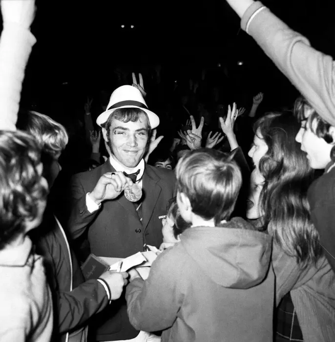 Framed Print : Boxer Alan Minter returns from Berlin olympics with 1972 bronze medal greeted by Framed Print : Boxer Alan Minter returns from Berlin olympics with 1972 bronze medal greeted by