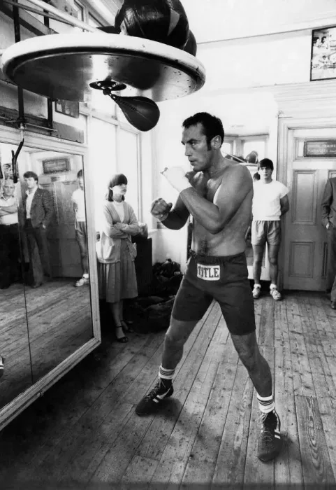 Framed Print : Boxer Alan Minter trains for his forthcoming fight against Tony Simpson Framed Print : Boxer Alan Minter trains for his forthcoming fight against Tony Simpson