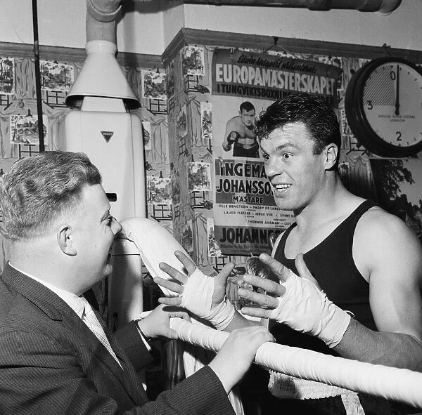 Boxer Dick Richardson talks to sports writer Sam Leitch. 3rd September 1961
