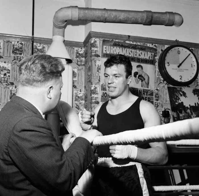 Framed Print : Boxer Dick Richardson talks to sports writer Sam Leitch. 3rd September 1961