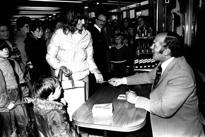 Framed Print : Boxer Henry Cooper visited British Home Stores in Newcastle on 22nd October 1980 to sign Framed Print : Boxer Henry Cooper visited British Home Stores in Newcastle on 22nd October 1980 to sign