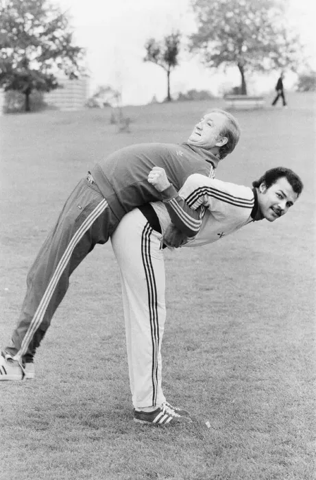 Framed Print : Boxer John Conteh and Ronald Fraser training for a forthcoming film Framed Print : Boxer John Conteh and Ronald Fraser training for a forthcoming film