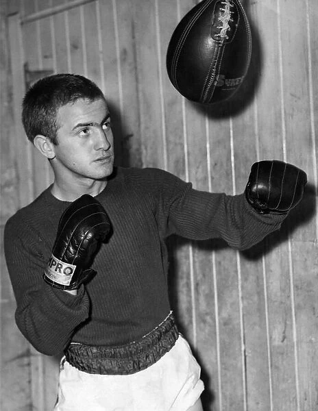 Boxer Johnny Caldwell in training. October 1959 P011986