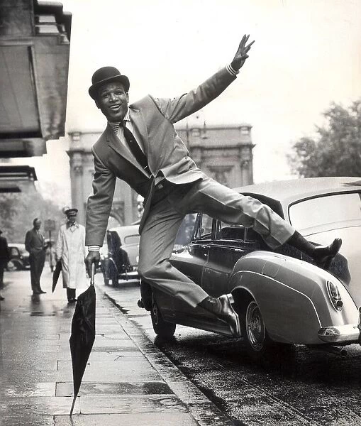 BOXER SUGAR RAY ROBINSON AT MARBLE ARCH PERFORMS A SPECTACULAR LEAP - SEPTEMBER 1962