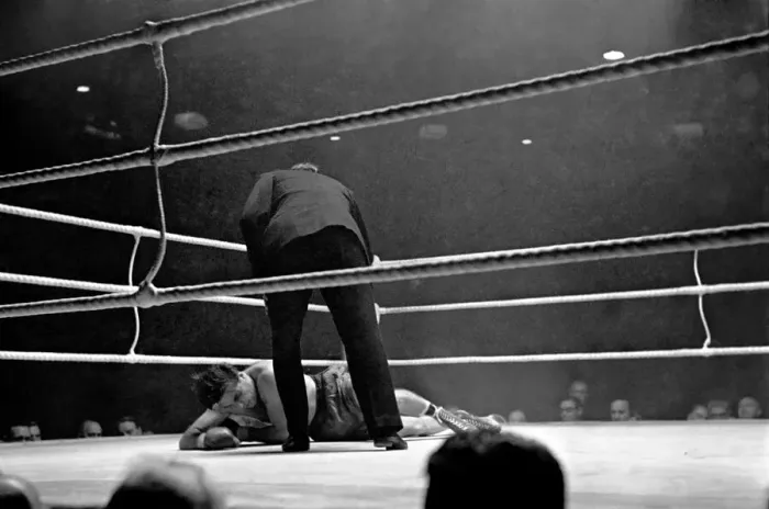 Framed Print : Boxing. Bruce Woodcock knocks Lee Oma out in the fourth round at the Harringay Arena