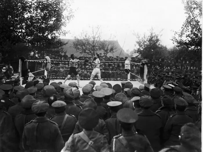 Framed Print : Boxing contest at Toutencourt, just behind the front lines for the entertainment of