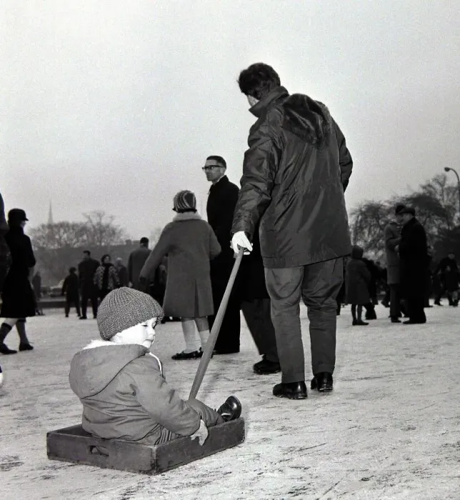 Framed Print : Boxing Day 1962 Whitestone Pond, Hampstead Framed Print : Boxing Day 1962 Whitestone Pond, Hampstead