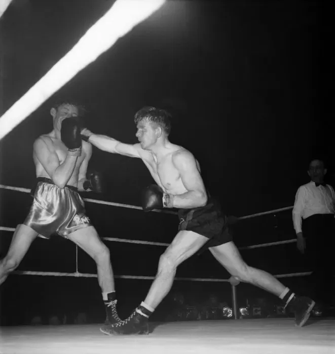 Framed Print : Boxing. Geo Stewart v Sammy McCarthy. October 1952 C4792