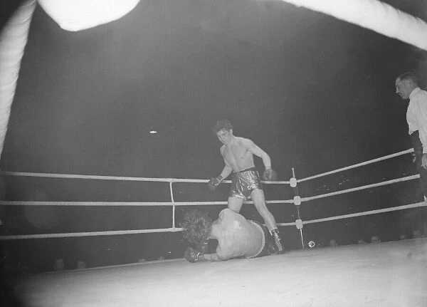 Boxing George Walker v Tommy Caswell DM 14  /  11  /  1951 B5365  /  1