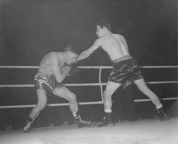 Boxing at Harringay 1951 T Ratcliffe v B Rathray. 27  /  2  /  1951 B957  /  8