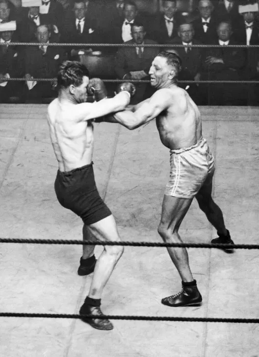 Framed Print : Boxing at Holland Park Rink, Kensington, London, United Kingdom. Gipsy Daniels v Framed Print : Boxing at Holland Park Rink, Kensington, London, United Kingdom. Gipsy Daniels v