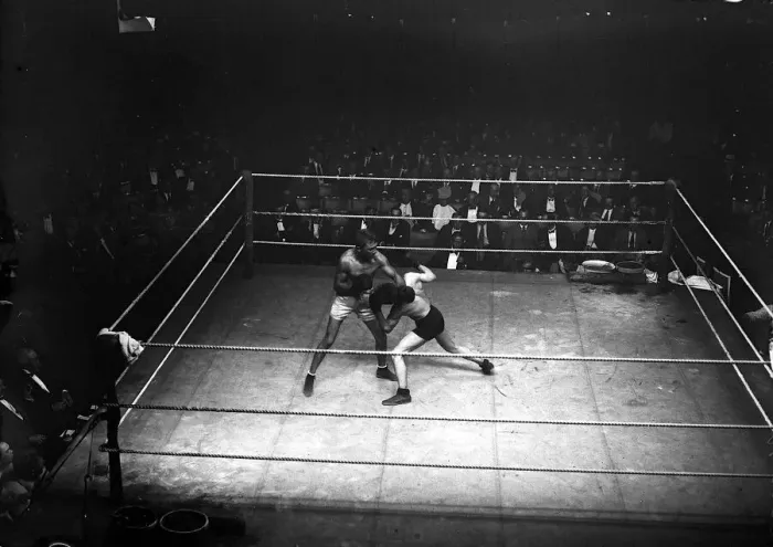Framed Print : Boxing Jim Higgins V Pete Herman at Holland Park July 1921