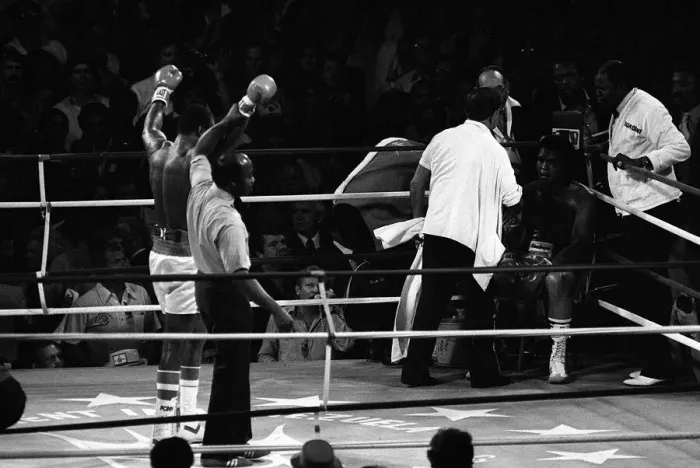 Framed Print : Boxing - Larry Holmes v Muhammad Ali - 1980 RLGLOBAL5 Framed Print : Boxing - Larry Holmes v Muhammad Ali - 1980 RLGLOBAL5