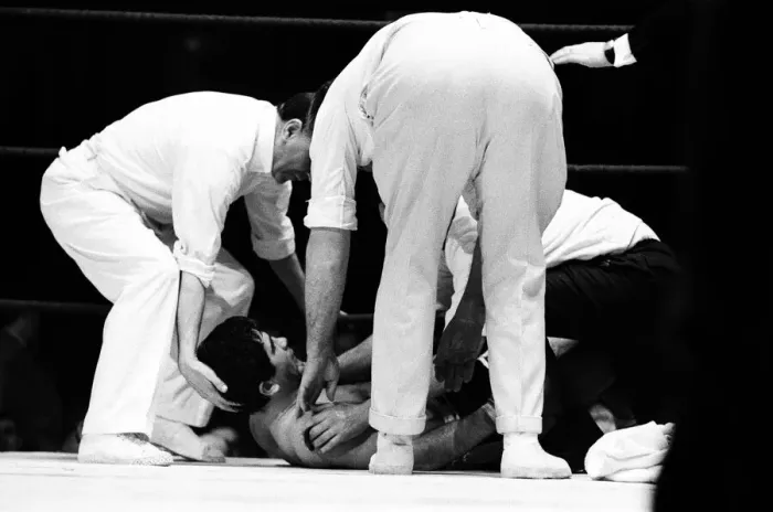 Framed Print : Boxing match between Jimmy Tibbs (white shorts) v Franco Macchia