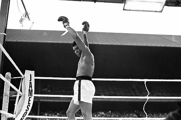 Boxing match between Muhammad Ali and Al 'Blue'Lewis held on at Croke Park
