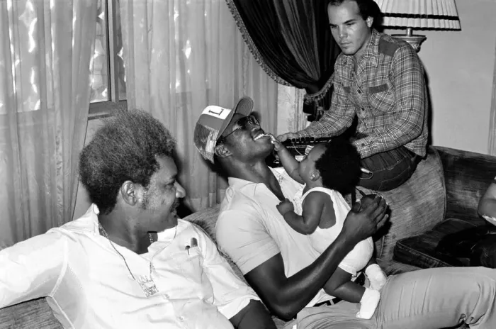 Framed Print : Boxing promoter Don King (left) seen here with Larry Holmes (centre Framed Print : Boxing promoter Don King (left) seen here with Larry Holmes (centre