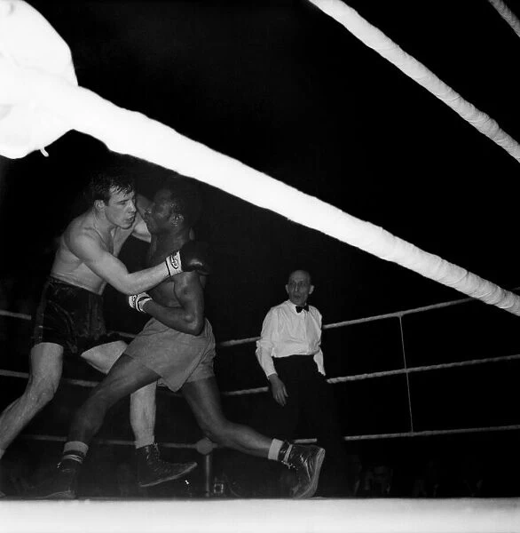 Boxing. Terry Ratcliffe in action against Israel Boyle. January 1953 D349
