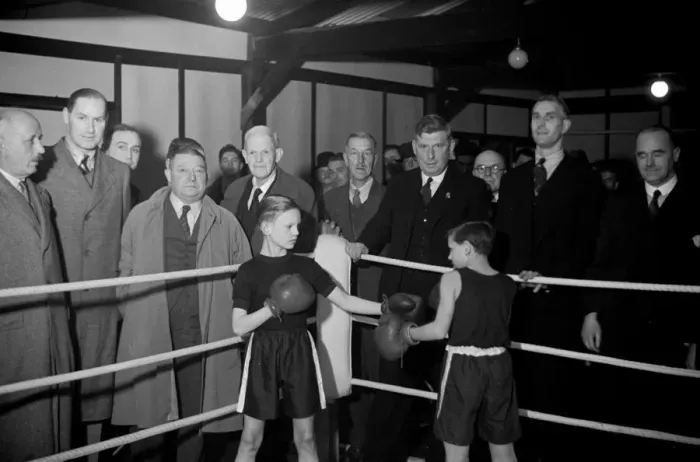 Framed Print : Boys boxing at Shepperton November 1937 L50 Framed Print : Boys boxing at Shepperton November 1937 L50