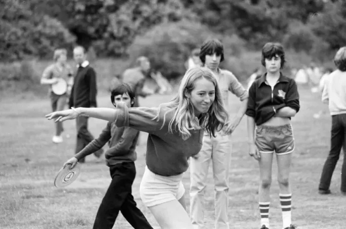 Framed Print : Bracknell Frisbee Festival, Berkshire, June 1980 Framed Print : Bracknell Frisbee Festival, Berkshire, June 1980