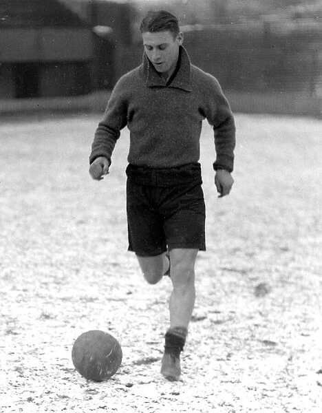 Bradford City FC. T. Lloyd training in the snow 11th February 1930. DM17279
