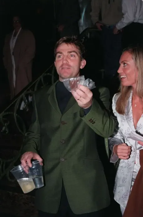 Framed Print : Bradley Walsh Comedian / TV Presenter October 1998 Arriving at the Savoy Theatre for Framed Print : Bradley Walsh Comedian / TV Presenter October 1998 Arriving at the Savoy Theatre for