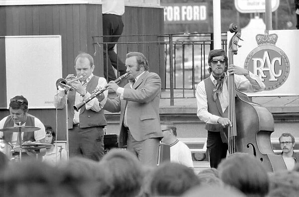 Brands Hatch. Acker Bilk and his paramount Jazz Band entertain crowd between races