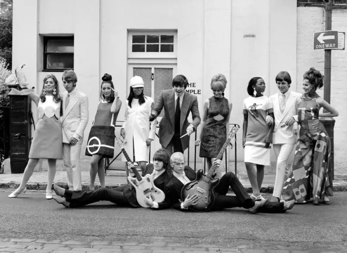Framed Print : Brazilian fashion in London. Brazilian model posing with pop group The Move