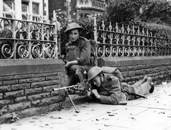 Framed Print : Bren gun in action in the Cardiff area. September 1941