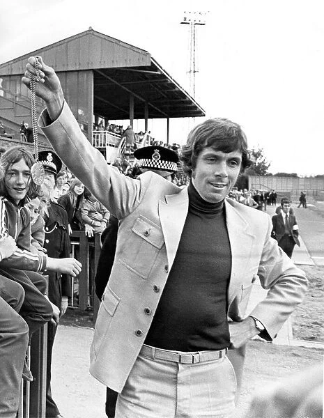 Brendan Foster at Gateshead Stadium with his model in August 1976. 04  /  08  /  76