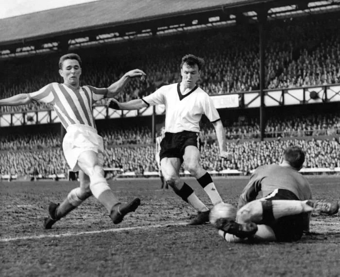 Framed Print : Brian Clough in action for Sunderland 23 April 1962 Framed Print : Brian Clough in action for Sunderland 23 April 1962