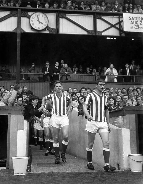 Brian Clough makes his return debut for Sunderland at Roker Park as young fans pat him