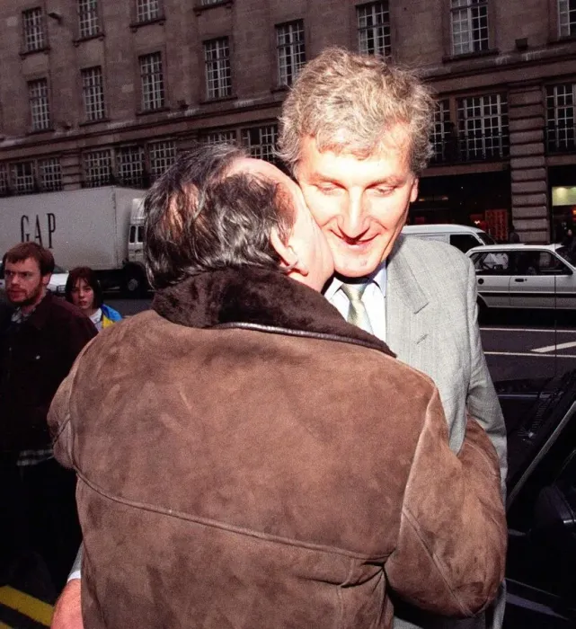 Framed Print : Brian Clough former Nottingham Forest Manager kisses Bob Willis as he leaves Framed Print : Brian Clough former Nottingham Forest Manager kisses Bob Willis as he leaves