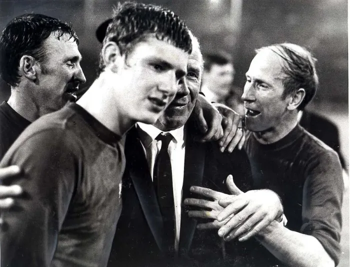 Framed Print : BRIAN KIDD MANCHESTER UNITED FOOTBALL PLAYER WITH BOBBY CHARLTON PADDY CRERAND SIR MATT