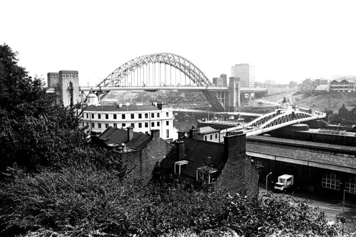 Framed Print : The Bridge Hotel, Newcastle, manager Bert Young and customers admire the view of the Tyne