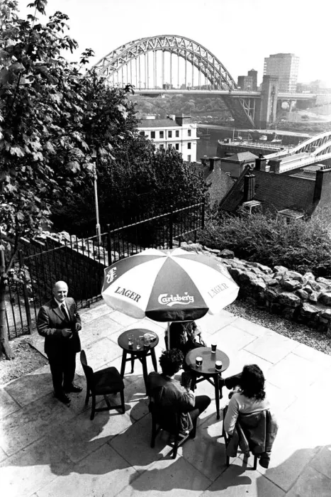 Framed Print : The Bridge Hotel, Newcastle, manager Bert Young and customers admire the view of the Tyne