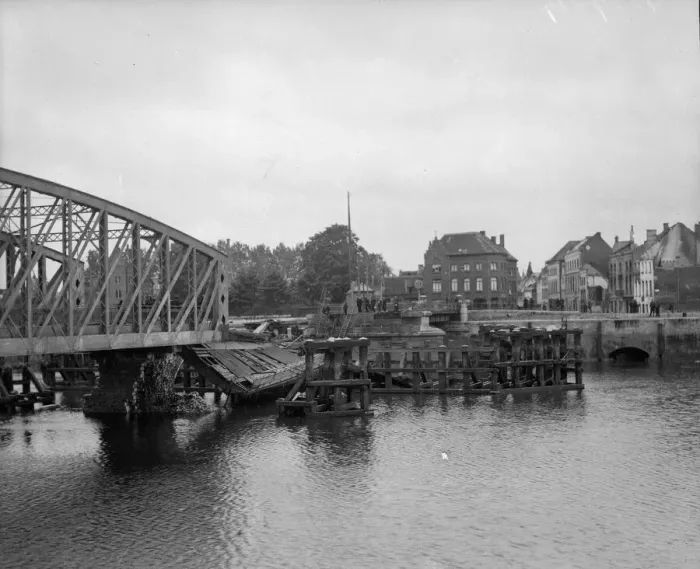 Framed Print : The bridge at Termonde blown up by the Belgian army to slow Framed Print : The bridge at Termonde blown up by the Belgian army to slow