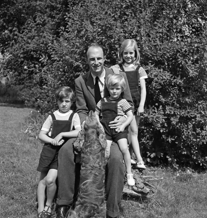Framed Print : Brigadier Fitzroy Maclean with his children Jeremy, aged seven, Charles Framed Print : Brigadier Fitzroy Maclean with his children Jeremy, aged seven, Charles