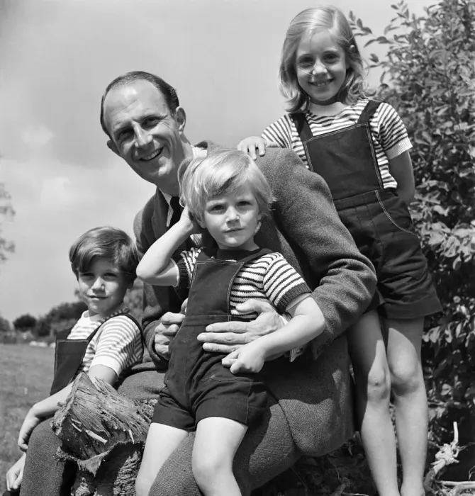 Framed Print : Brigadier Fitzroy Maclean with his children Jeremy, aged seven, Charles Framed Print : Brigadier Fitzroy Maclean with his children Jeremy, aged seven, Charles