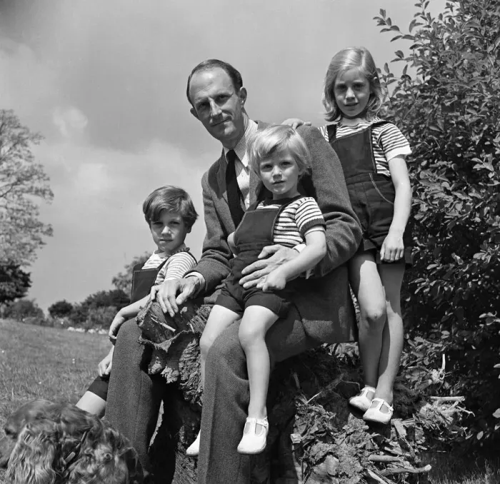 Framed Print : Brigadier Fitzroy Maclean with his children Jeremy, aged seven, Charles Framed Print : Brigadier Fitzroy Maclean with his children Jeremy, aged seven, Charles