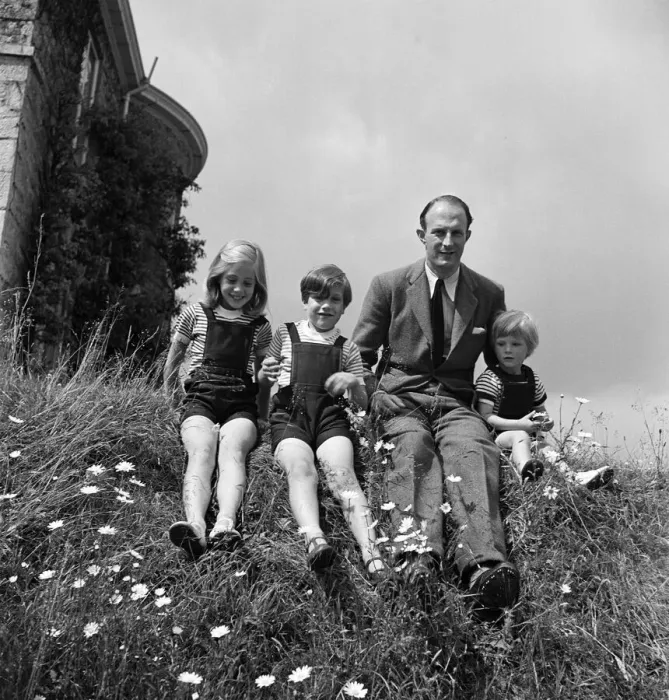 Framed Print : Brigadier Fitzroy Maclean with his children Jeremy, aged seven, Charles Framed Print : Brigadier Fitzroy Maclean with his children Jeremy, aged seven, Charles
