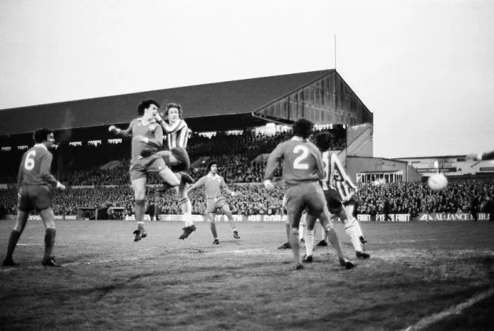 Framed Print : Brighton v Portsmouth, final score Brighton 4 - 0 Portsmouth, Division 3
