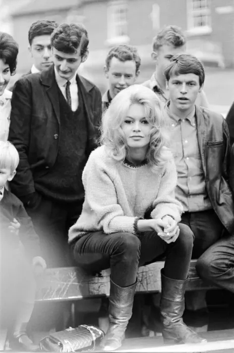 Framed Print : Brigitte Bardot (30) in Hampstead, London to complete a few finishing scenes for her new Framed Print : Brigitte Bardot (30) in Hampstead, London to complete a few finishing scenes for her new