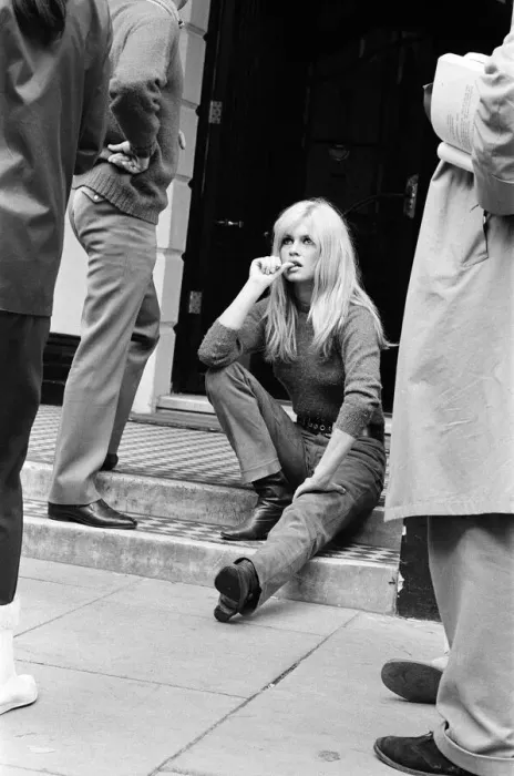 Framed Print : Brigitte Bardot, French actress, filming outside the Windsor Hotel, Lancaster Gate