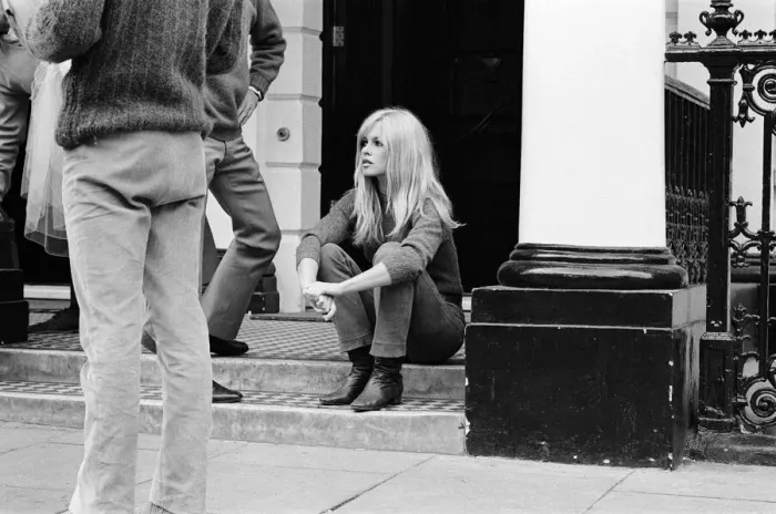 Framed Print : Brigitte Bardot, French actress, filming outside the Windsor Hotel, Lancaster Gate