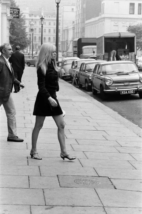 Framed Print : Brigitte Bardot, French actress, filming outside the Windsor Hotel, Lancaster Gate Framed Print : Brigitte Bardot, French actress, filming outside the Windsor Hotel, Lancaster Gate