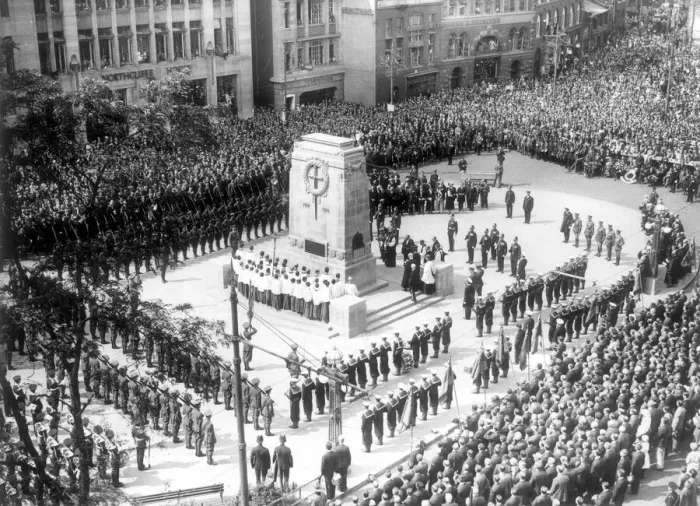 Framed Print : Bristol. Crowds pack the Centre for the unveiling of the Cenotaph