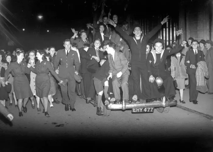 Framed Print : Bristol crowds go wild celebrating Victory in Europe VE Day. 8th May 1945