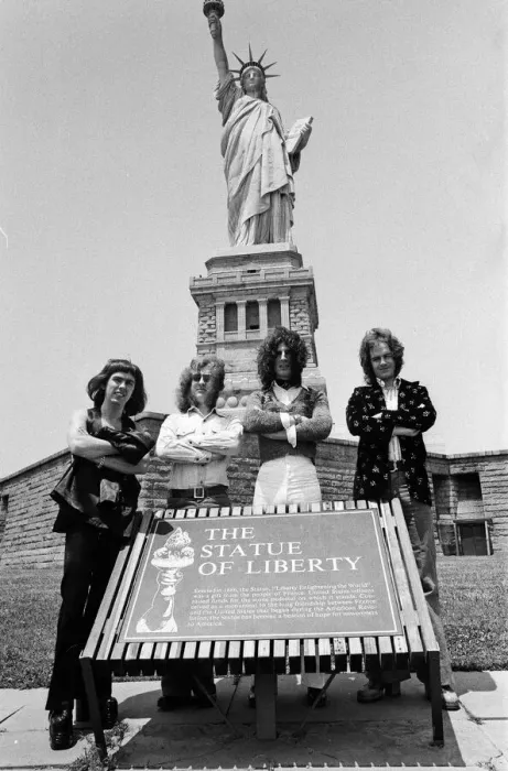 Framed Print : One of Britains top pop groups Slade are pictured on their way to visit the Statue Framed Print : One of Britains top pop groups Slade are pictured on their way to visit the Statue