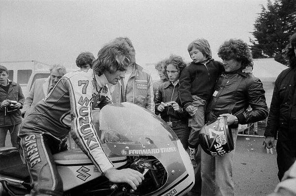 Britiains World Motorcycle racing Champion Barry Sheene at brands hatch competing in